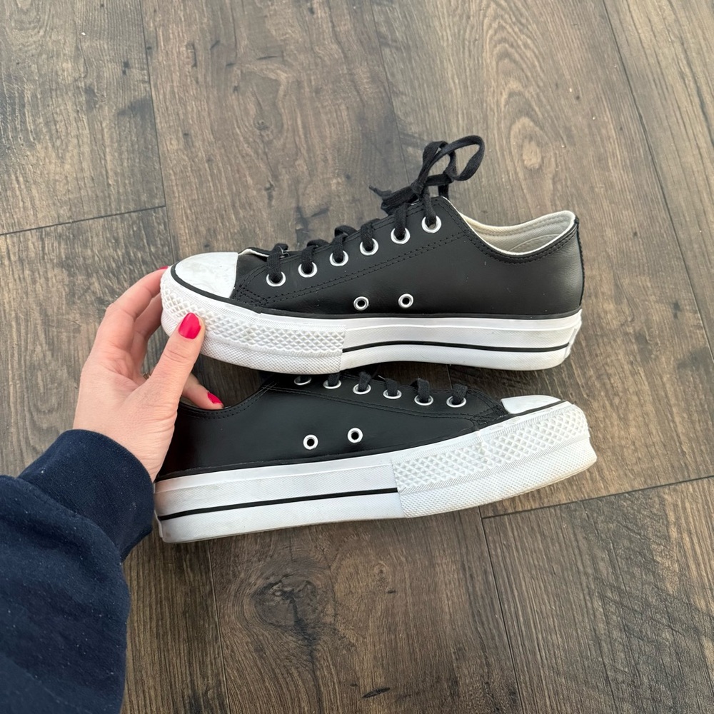 Converse Women Low Top Leather Platform Lace Up Tennis Shoe Sneakers Size 8Black - Picture 2 of 5